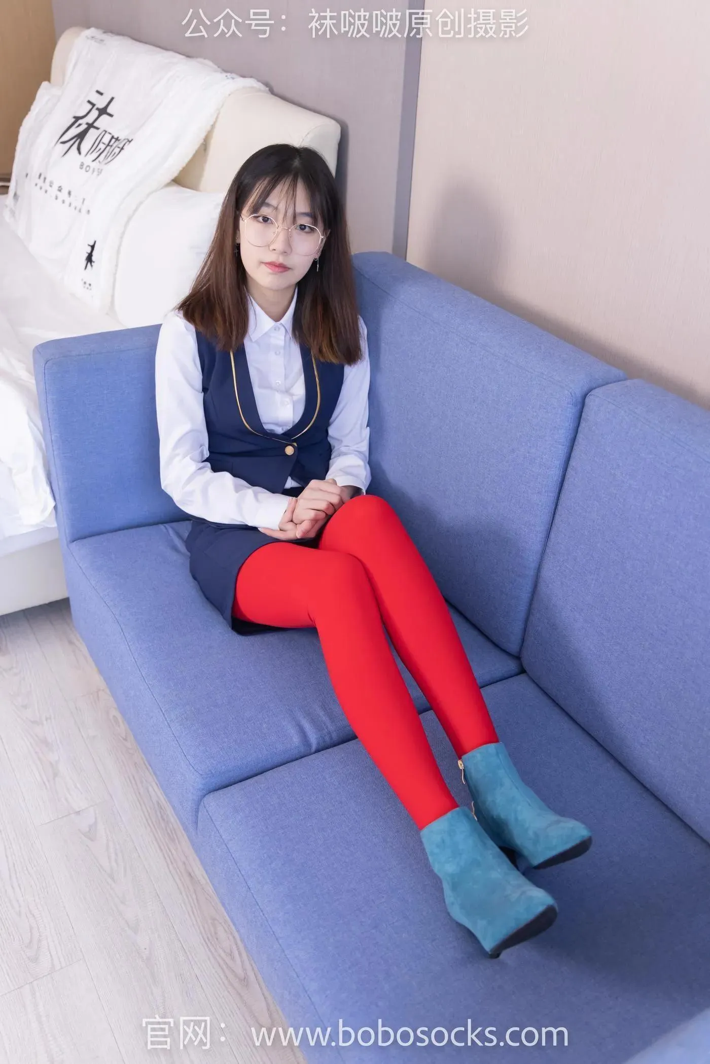 [BoBoSocks袜啵啵]NO.132 小甜豆-aj1板鞋、蓝色短靴、厚黑丝、厚红丝 [145P]插图2